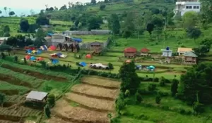 Tempat Camping di Sini Emang Cakep Viewnya, Apalagi Suasananya Sejuk dan Berkabut Membuat Tambah Syahdu!
