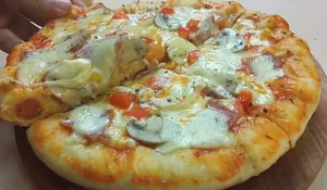 Pake Teflon dan Gak Perlu Mixer, Kamu Udah Bisa Bikin Pizza Teflon Sederhana yang Mudah dan Enak Ini!