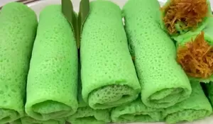Begini Tips Membuat Dadar Gulung Isi Kelapa yang Berpori Cantik dan Super Enak!