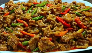 Rasanya Nagih Banget! Perpaduan Gurih, Asin, Pedas dari Sambal Krecek Ini Bakalan Gak Bisa Ditolak