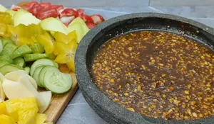 Resep Rujak Bumbu Kacang, Perpaduan Buah Segar dan Bumbu Pedas Manis Dijamin Gak Akan Nolak Deh!
