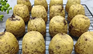 Cuman Diaduk Gak Perlu Pake Mixer Udah Bisa Buat Bolu Pisang Mini dengan Isian Cokelat Lumer Ini!