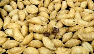 Pastel Mini Isi Coklat Ini Ternyata Enak Banget, Teksturnya Renyah dengan Isian Coklat Lumer yang Cocok Dijadiin Cemilan atau Ide Jualan!