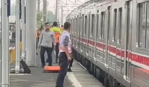 Ngeri! Perempuan di Depok Tabrakan Diri ke Kereta