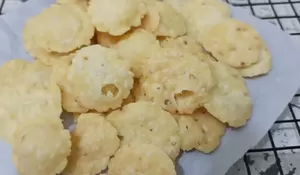 Dari Olahan Tepung Beras Bisa Membuat Keripik Serenyah Ini! Ayo Coba Resep Sederhana Cemilan Ini