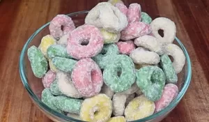 Gak Sulit, Ternyata Begini Resep dan Cara Membuat Cemilan Jadul Donat Kering Warna-warni yang Gurih dan Manis!