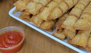 Kombinasi Olahan Tahu dan Pangsit Bisa Menciptakan Cemilan yang Renyah dan Gurih Ini, Yuk, Cobain Resep Tahu Pangsit Gulung Ini!