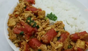 Menu Simple Cuman 2 Bahan yang Semua Orang Suka, Dimakan Pakai Nasi Hangat Nikmat Banget! Cobain Resep Tumis Sosis Telur Ini