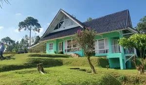 Liburan Bareng Keluarga Besar Anti Boncos Cuman di Villa Puncak Ini! Tempatnya Nyaman dan Punya Halaman Super Luas dengan Harga Terjangkau