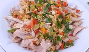 Lebih Sehat Tanpa Digoreng Tapi Rasanya Gurih dan Enak Banget! Yuk Coba Buat Ayam Kukus Suwir Simple Ini