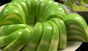 Porsi Warnanya Pas dan Cantik Ini Ternyata dari Olahan Roti Tawar! Yuk Coba Buat Puding Zebra Pandan Ini
