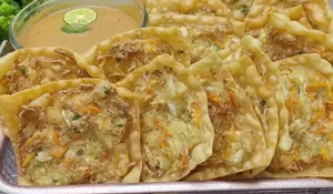 Perpaduan Kulit Pangsit dan Bakwan Ini Ternyata Bisa Jadi Cemilan yang Cocok Dinikmati Dikala Cuaca Hujan yang Enak dan Gurih!