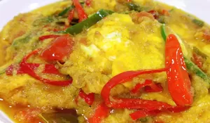 Coba deh Buat Olahan Telur Ceplok Dibumbu Kuning Ini, Ternyata Rasa Kuahnya Gurih, Asam, dan Enak Banget Dimakan Hangat-Hangat!