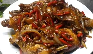 Dengan Bumbu yang Diiris, Kamu Tetap Bisa Bisa Membuat Ayam Kecap yang Enak dan Lebih Gampang!