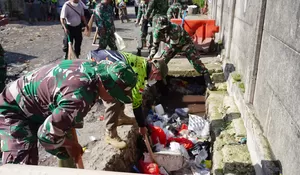 Karya Bhakti Kodim 0508 Depok : Jaga Kebersihan Pasar Kemirimuka