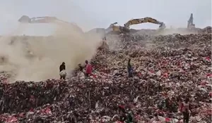 Warga Keluhkan Bau Sampah TPA Cipayung Depok : Pengelola Sebar 250 Kilogram Pasir Zeolit Setiap Hari