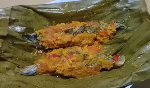 Aroma Kemangi yang Wangi Berpadu dengan Bumbu Pepes Membuat Olahan Ikan Tongkol Ini Semakin Nikmat!