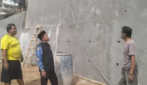 Pemkot Depok Gerak Cepat Perbaiki Turap Longsor di RW12 dan 13 Kelurahan Pondok Petir, Pengerjaan Berlangsung Dua Tahap