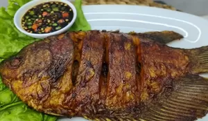 Gak Ribet Cuman Pake Teflon, Kamu Sudah Bisa Buat Ikan Gurame Bakar dengan Sambal Kecap Pedas Untuk Sajian Tahun Baru!