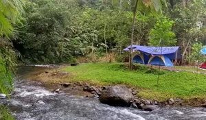 Hidden Gem Tempat Camping Pinggir Sungai di Bogor yang Suasananya Masih Asri dan Syahdu Abis!