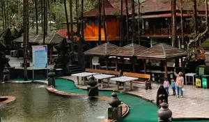 Bisa Rasain Sensasi Menginap dan Berenang di Kolam Air Panas Tengah Hutan yang Vibesnya Kaya Zaman Kerajaan!