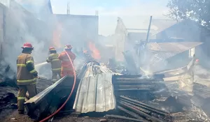 Lapak Kusen di Serua Kota Depok Kebakaran, Picu 1 Rumah dan Motor Ikut Terbakar