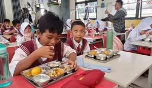 Pemerintah Evaluasi Menu Makan Bergizi Gratis, Susu Bisa Diganti Tahu-Tempe