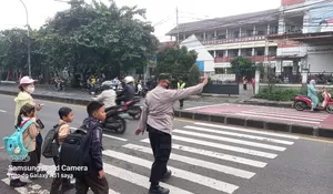 Geliat Polsek Bojongsari di Sekolah Lakukan Gatu Lalin : Lalu Lintas Lancar, Keselamatan Siswa Terjamin