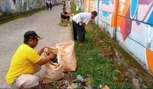 Rutinitas Gotong Royong RW8 Kelurahan Bojongsari Baru : Jadi Ajang Temu Kangen, Kebersihan Lingkungan Terawat bak Silaturahmi