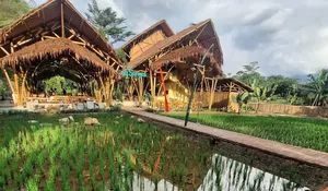 Ada Tempat Makan Bogor dengan View Tepi Sungai dan Persawahan yang Bisa Sekalian Main Rafting!