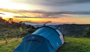 Camping Syahdu dengan Suasana Sejuk dan Berkabut di Taman Bukit Purnama Ini Dijamin Susah Move On!