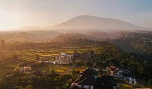 Tenangkan Pikiran dengan Menginap di Resort Bogor yang Suasananya Sejuk dan Dikelilingi Hamparan Persawahan!