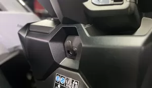 Bukan asal Tempel, ini Fungsi Gantungan Barang di Sepeda Motor