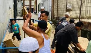 Kantor RW Terbengkalai, Muda Mudi Katar RW14 Pasar Lama Kampung Lio Gotong Royong Bikin Rapih