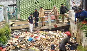 Warga Mampang Terimbas Sampah Kali Licin, Lurah Komitmen Gaungkan Rutin Bebersih
