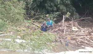 Warga Kelurahan Curug Lestarikan Sungai Curugan, Bebersih hingga Tanam Bibit Pohon