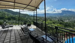 Ngopi Sekalian Healing di Little Sindbad! Bisa Langsung Nikmati Panorama Pegunungan yang Sejuk dan Syahdu!