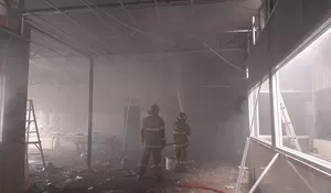 Mengintip Kerja Keras Petugas Dinas Damkar Depok : Padamkan Api Ruko di Cimanggis, Kerahkan Empat Personil