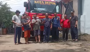 Longok Gotong Royong RW15 Kelurahan Pondok Petir : Saluran Air 16 Tahun Mandek, Gandeng Damkar Maksimalkan Pembersihan