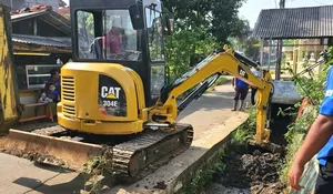 Swadaya Warga dan Dinas PUPR Kolaborasi Keruk Saluran di Parung Poncong RW2 Kelurahan Duren Mekar