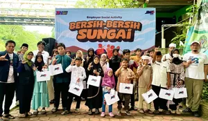 Keren! JNE Bersihkan Sungai Ciliwung di Depok