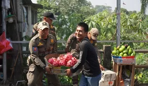 Bupati Bogor Rudy Susmanto Salut, Satpol PP Tertibkan Bangli di Stasiun Cilebut