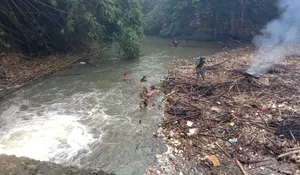 Sampah Sungai Curugan Wadonan Depok Diangkut 