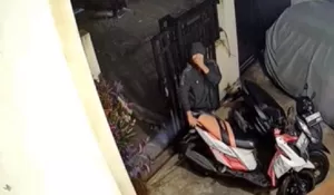 Aksi Pencurian Sepeda Motor Digagalkan Berkat Alarm CCTV di Depok, Pelaku Langsung Kabur Gegara Panik