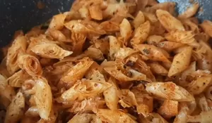 Lumring Pedas Daun Jeruk Bisa Ide Isian Toples Lebaran Ekonomis dari Kulit Lumpia Pedesnya Nagih!
