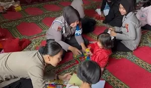 Polres Bogor Turunkan Polwan untuk Bantu Pulihkan Mental Korban Banjir Bandang di Puncak
