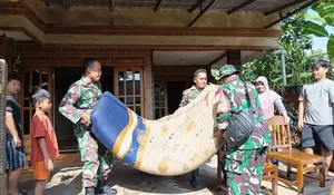 Koramil 05 Sawangan Bersatu Padu Bereskan Lumpur Peninggalan Banjir di Perumahan Sawangan Asri