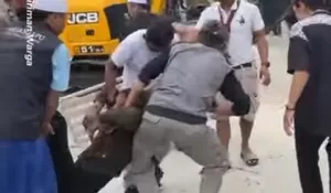 Detik detik Seorang Warga Tertimpa Besi saat Pembongkaran Hibisc Fantasy Puncak Bogor