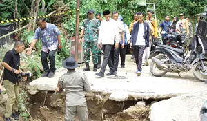 Tinjau Jembatan Putus di Sukamakmur Bogor, Wakil Bupati Jaro Ade Pastikan Penanganan Tepat