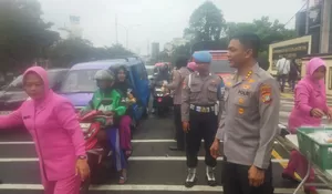 Polres Metro Depok Berbagi Takjil ke Masyarakat, Niatkan Hati Berlangsung Rutin Selama Ramadan